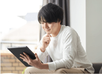 タブレットを見る男性